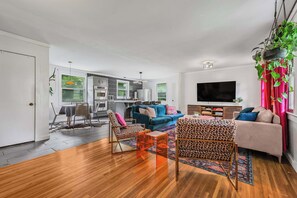 TV, books, offices - Nashville Bachelorette Retreat with Style (Nashville)