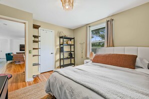 4 Schlafzimmer, Schreibtisch, Bügeleisen/Bügelbrett, Reisekinderbett