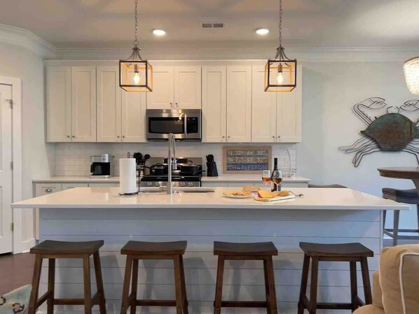 Fridge, microwave, oven, stovetop - The Crab House: Built 2022. Huge property. Arcade. (Charleston)