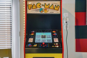 Games room - The Crab House: Built 2022. Huge property. Arcade. (Charleston)