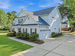 Exterior - The Crab House: Built 2022. Huge property. Arcade. (Charleston)