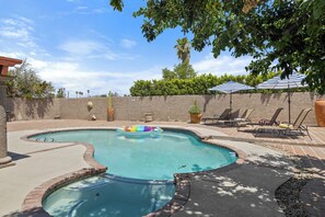 حمّام سباحة مُدفَّأ