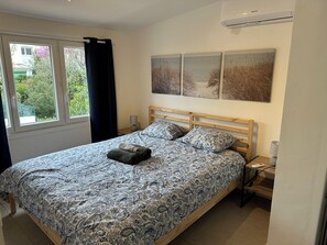 2 bedrooms, iron/ironing board, internet, bed sheets