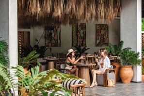 Outdoor dining - Ultra Lux Residence Premium Golf Cart & Resort Pool at Peninsula de Papagayo (Liberia)