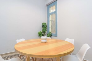 Apartment, 3 Bedrooms, Kitchen, City View | In-room dining