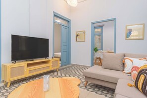 Leilighet, 3 soverom, kjøkken, byutsikt | Oppholdsrom | En 50-tommers smart-TV med kabel-kanaler samt strømmetjenester