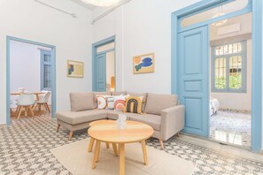 Leilighet, 3 soverom, kjøkken, byutsikt | Oppholdsrom | En 50-tommers smart-TV med kabel-kanaler samt strømmetjenester