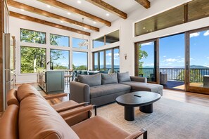 Smart-TV, Kamin, Videospiele, Tischfußball