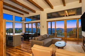 Een smart-tv, een open haard, videogames en tafelvoetbal