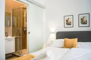 9 bedrooms, iron/ironing board, WiFi, bed sheets