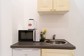 Fridge, microwave, coffee/tea maker, electric kettle
