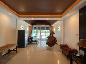 Room, 1 Bedroom, Accessible, Smoking | Living room