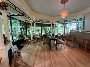 Chambre, 1 chambre, accessible aux personnes  à mobilité réduite, fumeur | Salle à manger