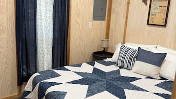 Tabla de planchar con plancha, wifi gratis y ropa de cama
