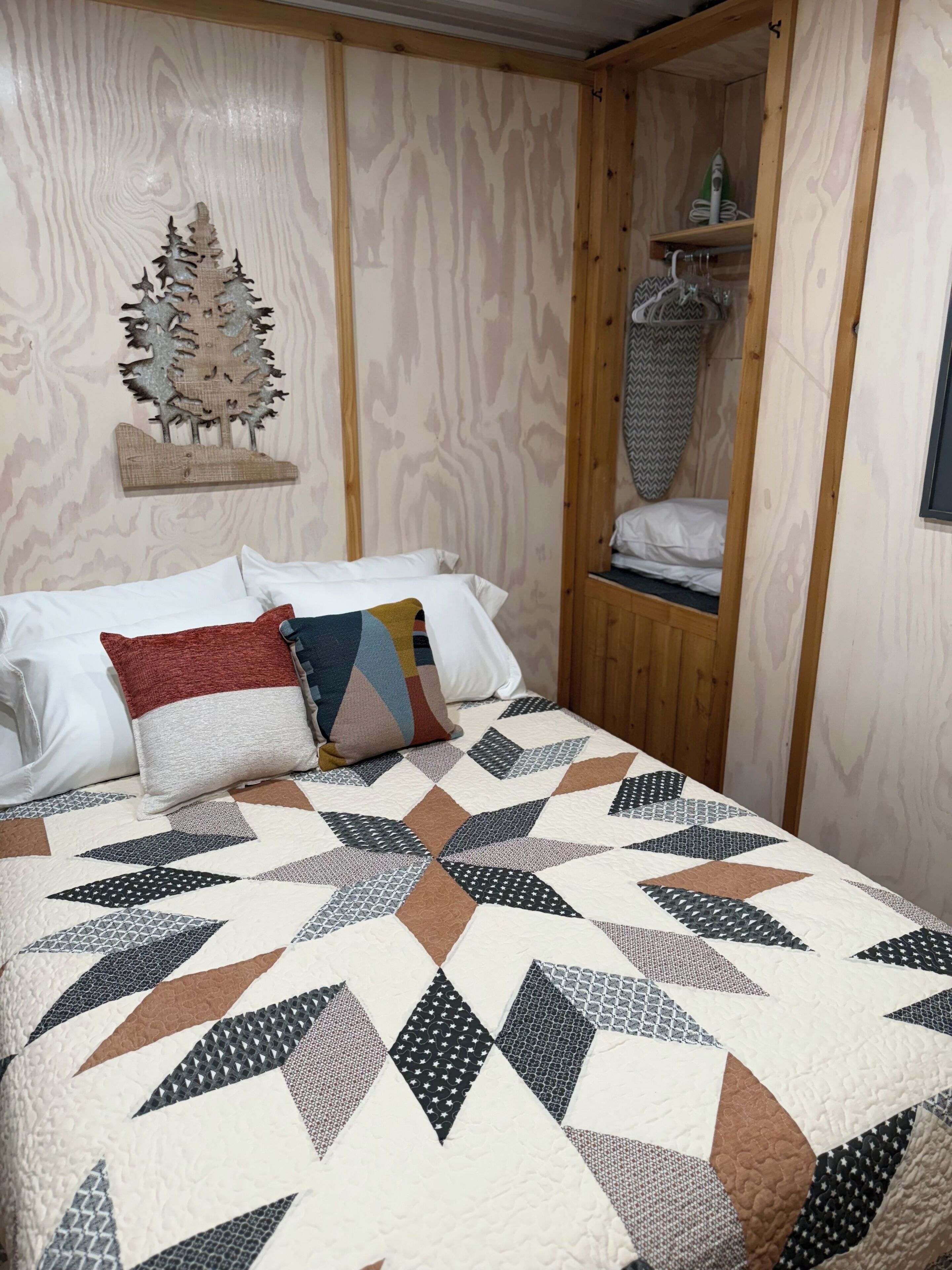 2 habitaciones, tabla de planchar con plancha y wifi gratis 