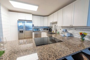 ثلاجة، ميكروويف، فرن، موقد طهي مسطح