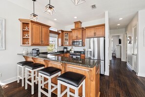 冷蔵庫、電子レンジ、オーブン、コンロ