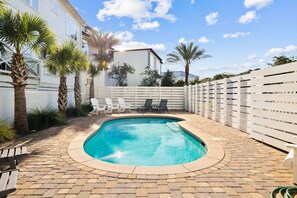 A heated pool - Luxury Family Home | Fenced Yard w/Private Pool & Firepit | 2-Minutes to Beach (Seacrest West)