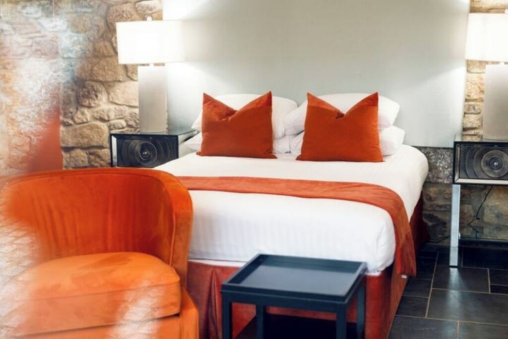 6 bedrooms, internet, bed sheets