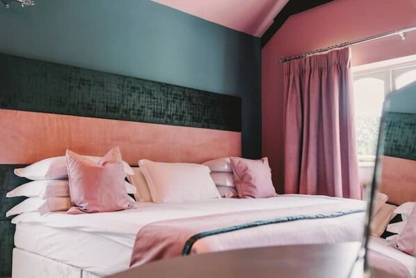 6 bedrooms, internet, bed sheets