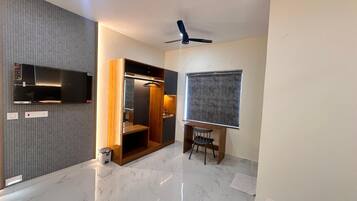 Basic-Doppel- oder -Zweibettzimmer, Stadtblick | Laptopgeeigneter Arbeitsplatz, Bügeleisen/Bügelbrett, kostenloses WLAN