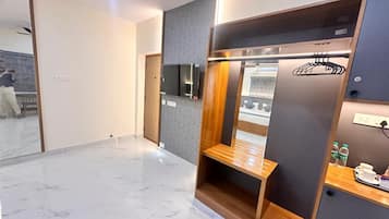 Laptop workspace, iron/ironing board, free WiFi