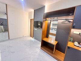 Laptop workspace, iron/ironing board, free WiFi