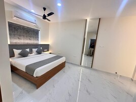 Laptop workspace, iron/ironing board, free WiFi