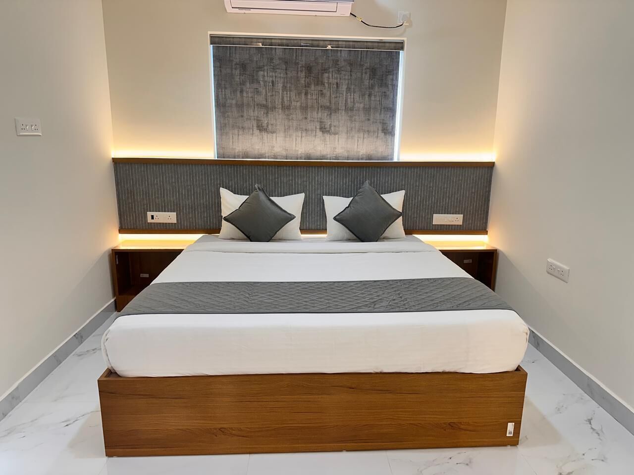 Laptop workspace, iron/ironing board, free WiFi