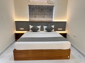 Laptop workspace, iron/ironing board, free WiFi