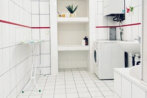 Een douche, een haardroger, handdoeken, zeep