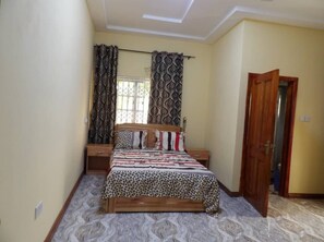 4 bedrooms, iron/ironing board, bed sheets