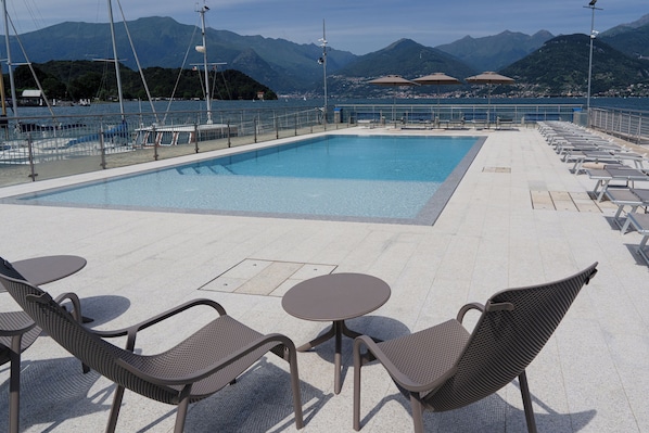 Alberca al aire libre por temporada y sombrillas en la alberca 