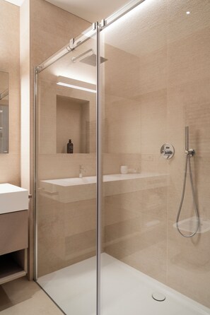 Quarto triplo superior, vista para o lago | Banheiro | Chinelos 