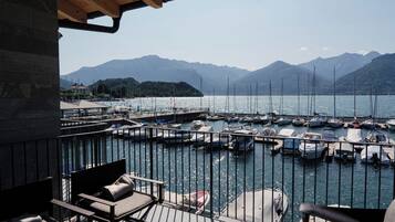 Quarto triplo superior, vista para o lago | Terraço/pátio