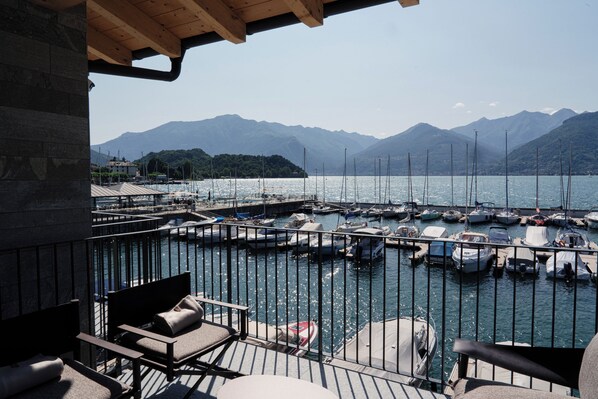 Quarto triplo superior, vista para o lago | Terraço/pátio