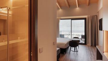 Quarto triplo superior, vista para o lago | Cofres nos quartos, cortinas blackout, quartos à prova de som