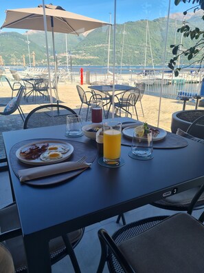 每日供應即叫即煮早餐 (費用另計)