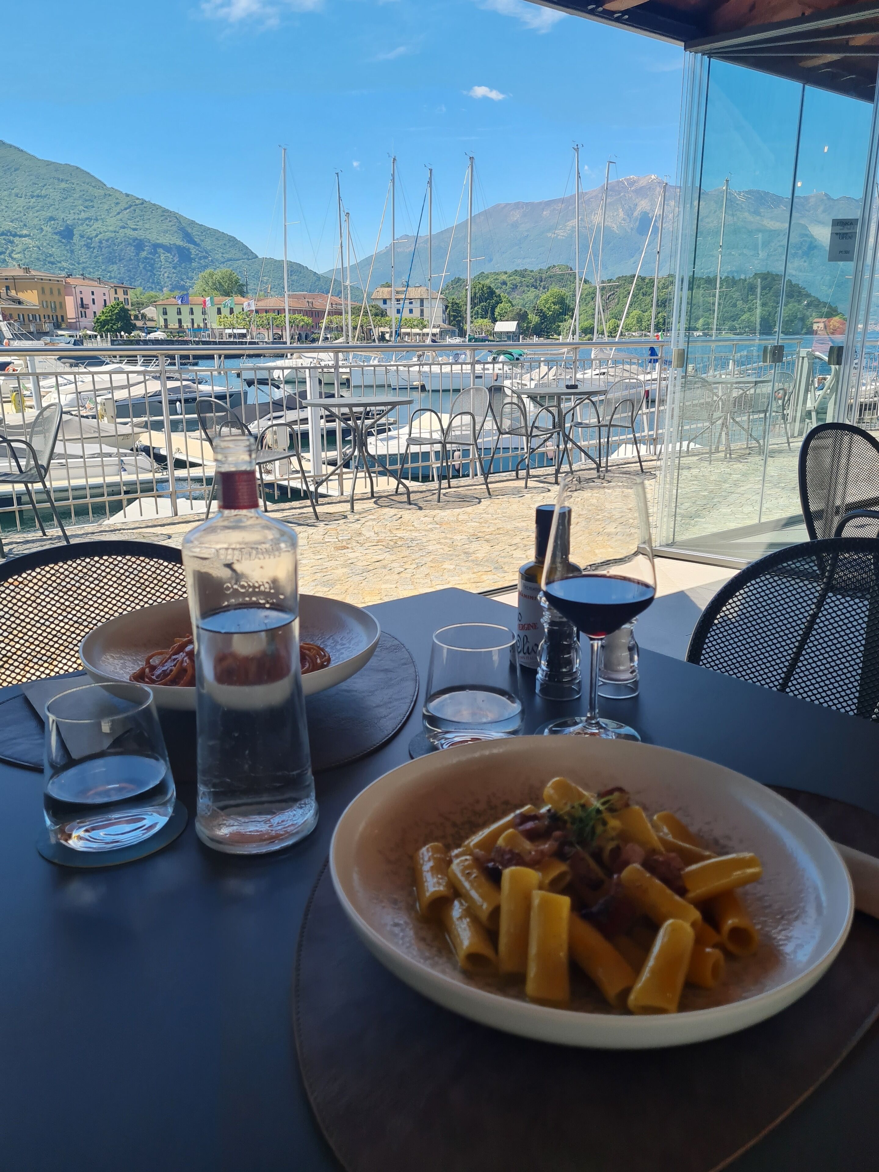 Italienische Küche, Blick auf den Pool 