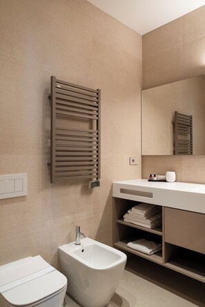 Habitación triple superior, vista al lago | Baño | Pantuflas 