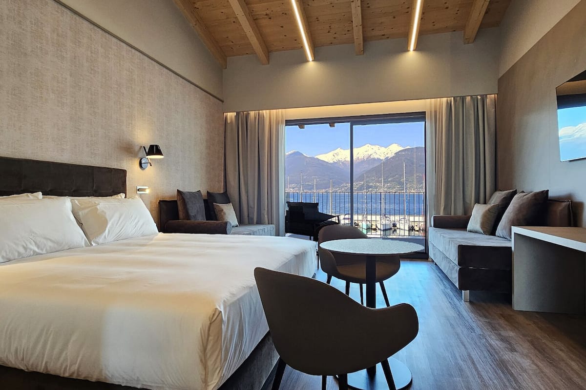 Lyxrum - sjöutsikt | Duntäcken, memory foam-madrasser och minibar