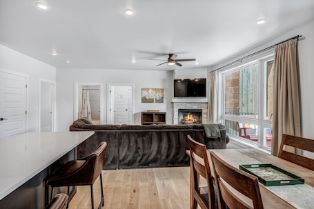 Condo, 2 Bedrooms | Dining