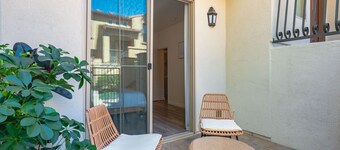 Private Entry Suite w Patio Bath Kitchenette