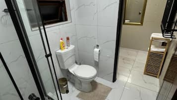 Apartamento, 1 quarto, para fumantes | Banheiro | Roupões de banho, papel higiênico