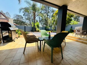 Casa, 2 habitaciones, accesible para personas con discapacidad, balcón | Restaurante al aire libre