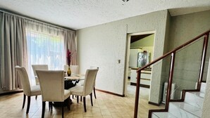 Maison, 2 chambres, accessible aux personnes à mobilité réduite, balcon | Salle à manger