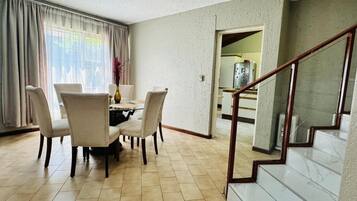 Casa, 2 camere da letto, accessibile ai disabili, balcone | Sala da pranzo