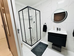Apartment, 1 Bedroom, Smoking, Patio | Bathroom