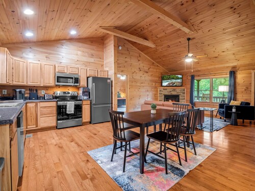 Private Mountain Cabin w/ Hot Tub, Trails & Cozy Firepit