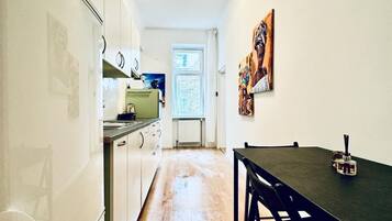 Kühlschrank, Ofen, Herdplatte, Wasserkocher mit Kaffee-/Teezubehör